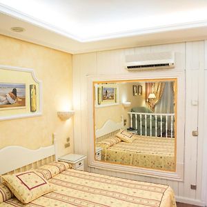 Habitación Estándar con 2 Camas Individuales Adaptada para Discapacitados